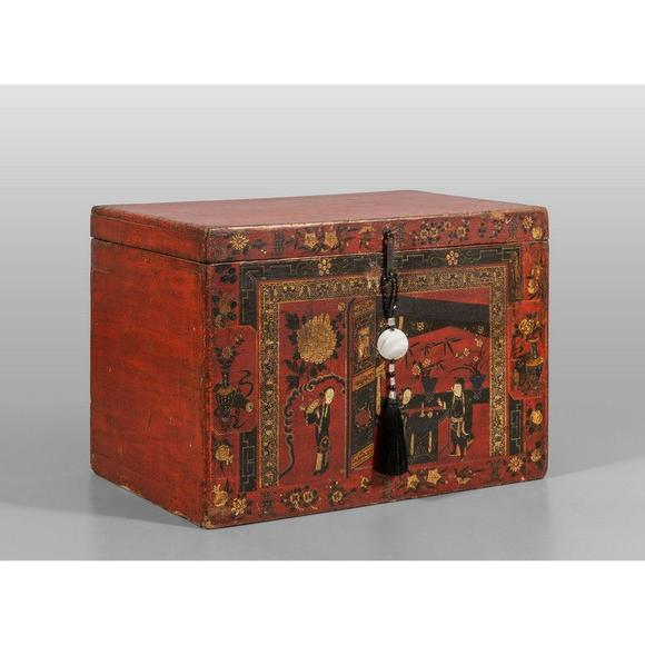 Aste Boetto SRLBaule in legno laccato a fondo rosso con scene di 