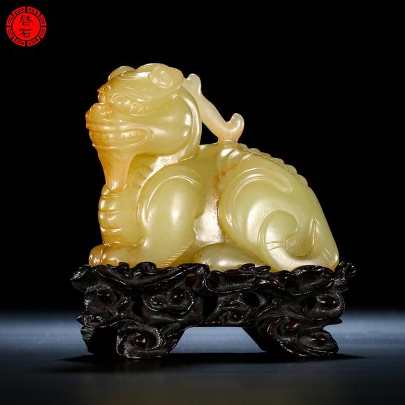 北京啟石清 圓雕黃玉瑞獸（帶木座）