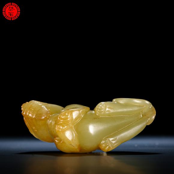 北京啟石清 圓雕黃玉瑞獸（帶木座）