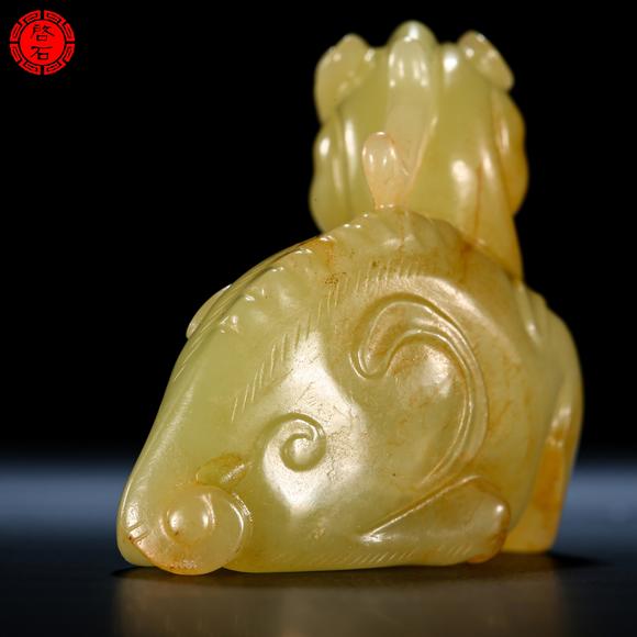 北京啟石清 圓雕黃玉瑞獸（帶木座）