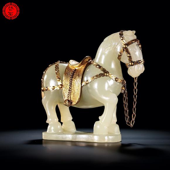 北京啟石明 圓雕白玉馬（飾鎏金鞍）