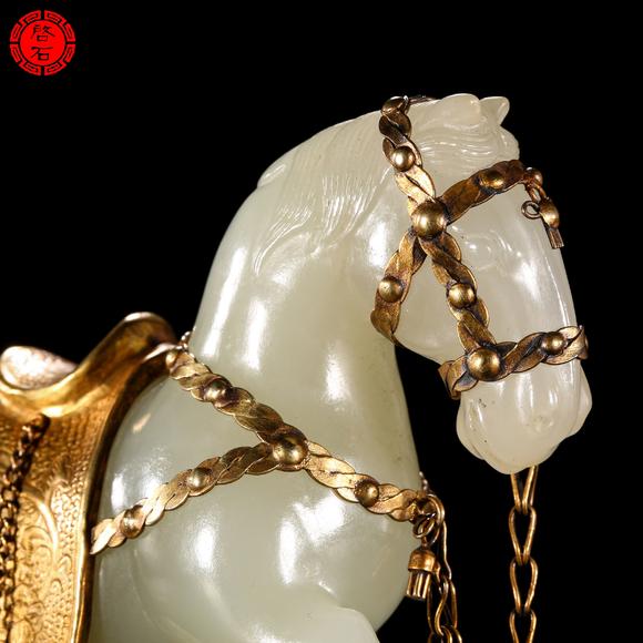 北京啟石明 圓雕白玉馬（飾鎏金鞍）
