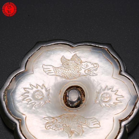 北京啟石清 嵌白玉摩羯紋菱花鏡
