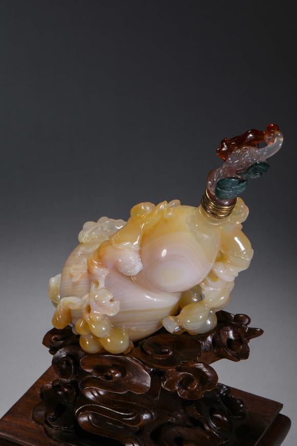 吉本株式會(huì)社清代，瑪瑙花卉鼻煙壺