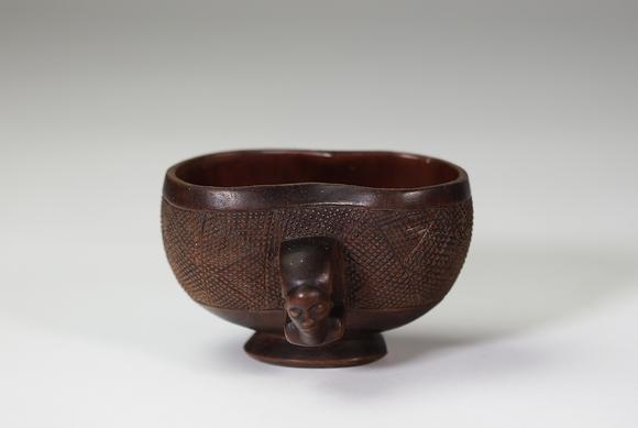 Goldfield Auction sarlsSuku ou Yaka, RDC, coupe sculpté orné d’une 
très belle tête, bois
Etat : ( un manque sur la base ) 
Hauteur : 7 cm
Largeur : 11,5 cm
Poids : 11