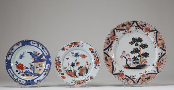 Goldfield Auction sarlsLot de quatre assiettes en porcelaine chinoise d’exportation des XVIIIe et XIXe siècles, à décor Imari et famille rose de paysages, fleurs et oiseaux