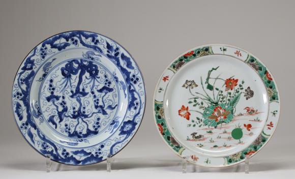 Goldfield Auction sarlsLot de deux assiettes en porcelaine de Chine du XVIIIe siècle, comprenant une assiette en bleu et blanc de style Kangxi à décor végétal stylisé, et un