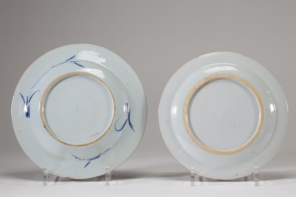 Goldfield Auction sarlsLot de deux assiettes en porcelaine de Chine du XVIIIe siècle, comprenant une assiette en bleu et blanc de style Kangxi à décor végétal stylisé, et un