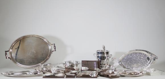 Goldfield Auction sarlsImportant et rare ensemble d’argenterie de la maison Christofle comprenant une ménagère complète en métal argenté, accompagnée de nombreux éléments d
