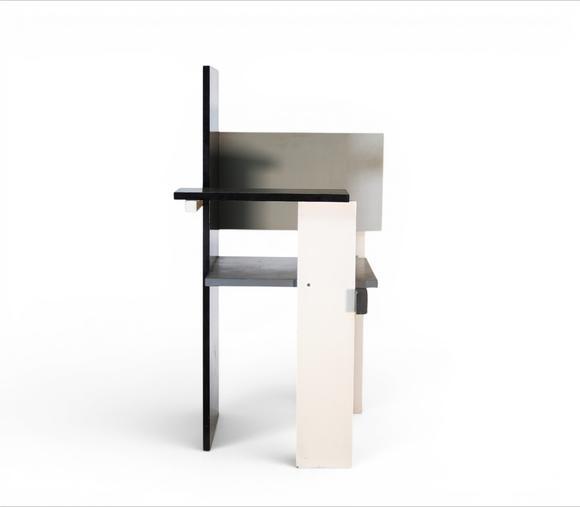 Goldfield Auction sarlsGERRIT THOMAS RIETVELD (1888-1964), chaise ? Berlin ?, modèle créé en 1923, structure en bois peint noir, blanc et gris à composition géométrique asym