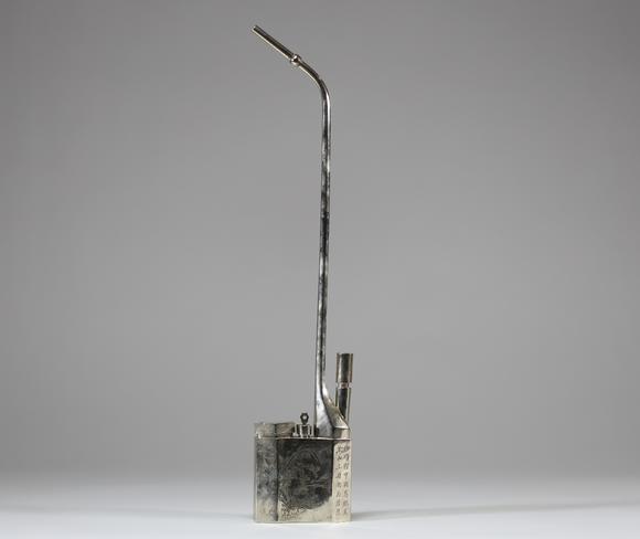 Goldfield Auction sarlsPipe à opium chinoise en métal argenté, le corps quadrangulaire gravé de scènes de personnages, calligraphies et paysages animés, munie de son long tu