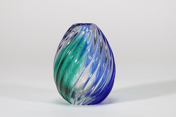 Goldfield Auction sarlsVase en verre de Murano à décor torsadé polychrome bleu, vert et blanc, signé Archimede Seguso.
Etat : Bon
Hauteur : 12 cm 
Diamétre : 10 cm
Poids