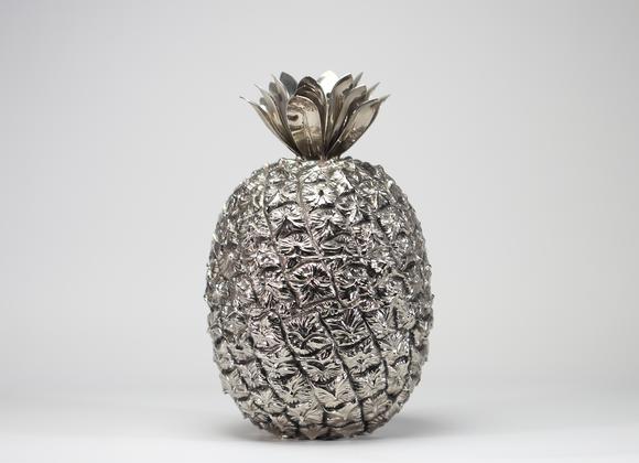 Goldfield Auction sarlsSEAU à GLACE ANANAS
Designer Hans Turnwald pour Freddo Therm, années 1970. Corps en résine métallisée, intérieur en plastique blanc et couronne en fe