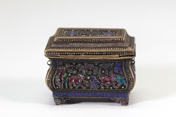 Goldfield Auction sarlsBo?te à grillons de forme rectangulaire légèrement galbée en argent travaillé en filigrane, ornée d’un riche décor d’émaux polychromes, Chine, XIXe