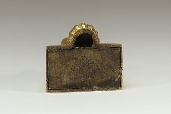 Goldfield Auction sarlsTravail sino-tibétain, XVIIe siècle sculpture en bronze doré représentant une divinité bouddhique assise en vajrāsana sur un socle lotiforme, les main