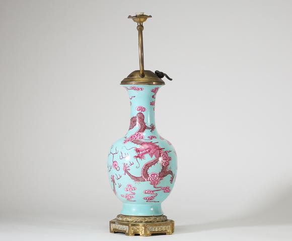 Goldfield Auction sarlsVase balustre en porcelaine de la famille rose, Chine, à décor de dragons pourpres poursuivant la perle sacrée parmi des nuées stylisées sur fond turq
