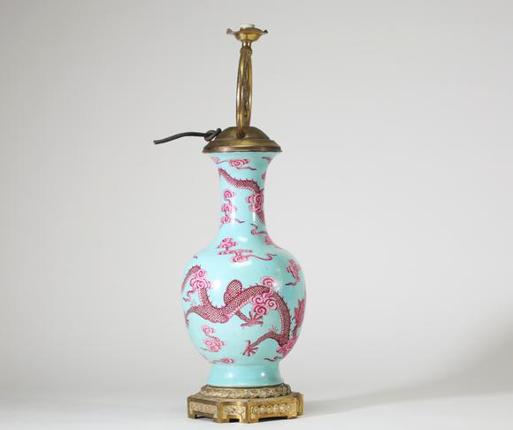 Goldfield Auction sarlsVase balustre en porcelaine de la famille rose, Chine, à décor de dragons pourpres poursuivant la perle sacrée parmi des nuées stylisées sur fond turq