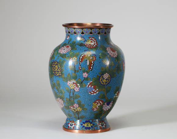 Goldfield Auction sarlsVase en émaux cloisonnés sur cuivre, Chine, XIXe siècle, de forme balustre, à décor polychrome de pivoines, chrysanthèmes et papillons sur fond bleu t