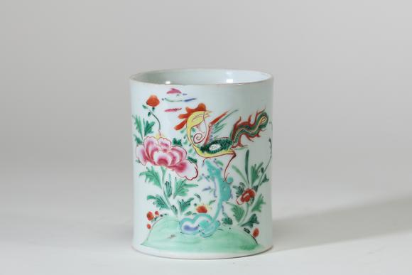 Goldfield Auction sarlsPorte-pinceaux en porcelaine famille rose, Chine, de forme cylindrique, décoré d’un phénix parmi des pivoines et branchages fleuris dans des émaux po