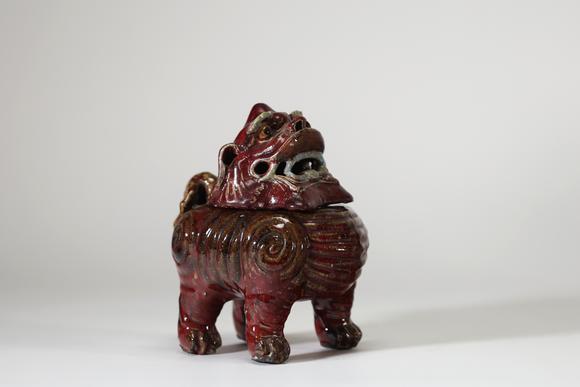 Goldfield Auction sarlsBr?le-parfum couvert en grès vernissé rouge sang-de-b?uf, Chine, de forme d’un lion bouddhique stylisé reposant sur quatre pieds, le couvercle ajouré