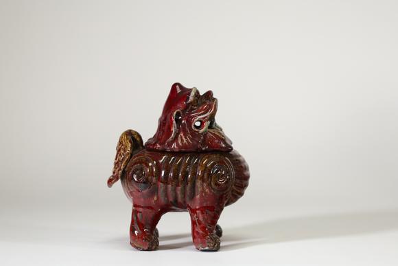 Goldfield Auction sarlsBr?le-parfum couvert en grès vernissé rouge sang-de-b?uf, Chine, de forme d’un lion bouddhique stylisé reposant sur quatre pieds, le couvercle ajouré
