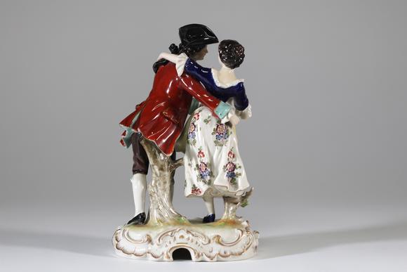 Goldfield Auction sarlsGroupe en porcelaine allemande représentant un couple galant en habit du XVIIIe siècle, enlacé dans une scène de danse ou de promenade, reposant sur u
