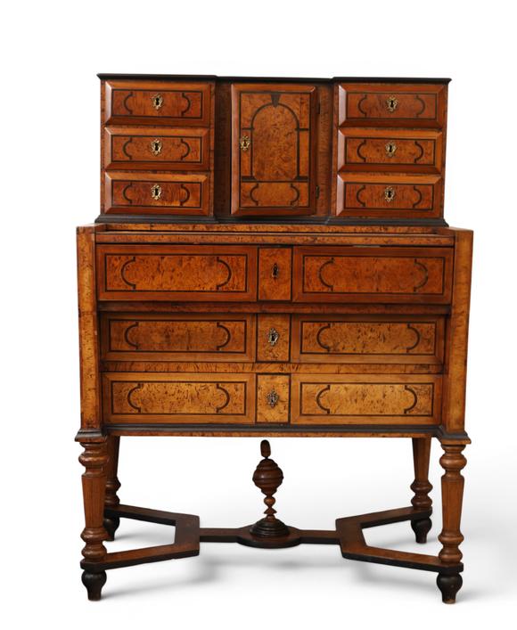 Goldfield Auction sarlsCabinet liégeois en placage de ronce et marqueterie, époque XVIIIe siècle.
Important cabinet d’apparat en deux corps ouvrant par de nombreux tiroirs