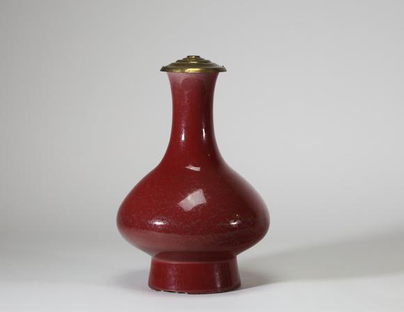 Goldfield Auction sarlsVase de forme bouteille en porcelaine à gla?ure sang-de-b?uf flambée, Chine, époque Qing, monté postérieurement en lampe avec monture en laiton, non p