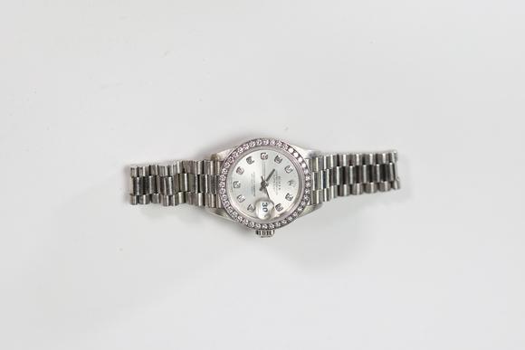 Goldfield Auction sarlsMontre Rolex Oyster Perpetual Datejust Lady en acier, lunette sertie de diamants et cadran à index diamantés
Etat : Bon
Hauteur : 8 cm 
Diamétre :