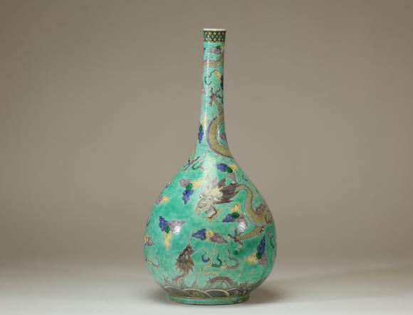 Goldfield Auction sarlsChine, important vase bouteille en porcelaine de la famille verte à fond turquoise, à décor de dragons évoluant parmi des nuées stylisées et motifs de