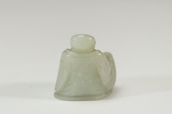 Goldfield Auction sarlsA white jade figure of a seated Budai, Qing dynasty
Etat : bon
Hauteur : 4,8 cm 
Largeur : 4 cm
Poids : 108,9 grs