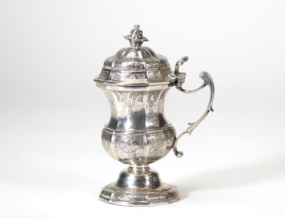 Goldfield Auction sarlsMoutardier en argent massif de forme balustre reposant sur un piédouche mouluré. Le corps est finement gravé de motifs rocaille et d’ornements stylis