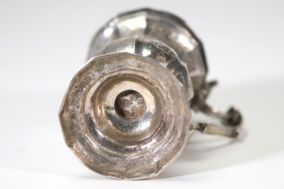 Goldfield Auction sarlsMoutardier en argent massif de forme balustre reposant sur un piédouche mouluré. Le corps est finement gravé de motifs rocaille et d’ornements stylis