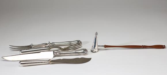 Goldfield Auction sarlsLot d’argenterie en argent massif comprenant deux fourchettes et deux couteaux à manches fourrés de style Louis XVI, ainsi qu’un éteignoir à bougie