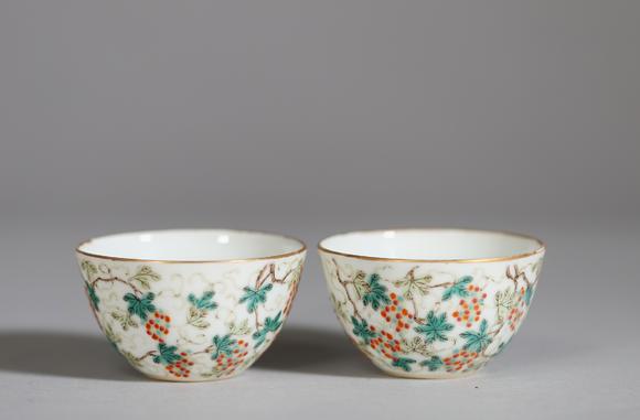 Goldfield Auction sarlsChine, paire de petits bols en porcelaine de la famille rose à décor finement émaillé de rinceaux feuillagés, pampres de vigne et grappes de raisin en
