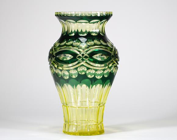 Goldfield Auction sarlsVal Saint Lambert, important vase en cristal taillé et doublé vert uranium, à décor richement facetté de larges godrons, cabochons et motifs géométriq