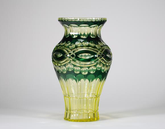 Goldfield Auction sarlsVal Saint Lambert, important vase en cristal taillé et doublé vert uranium, à décor richement facetté de larges godrons, cabochons et motifs géométriq