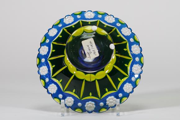 Goldfield Auction sarlsVal Saint Lambert, rare coupe en cristal taillé et triplé bleu et vert, uranium, à décor riche de pointes de diamant, facettes rayonnantes et frise de