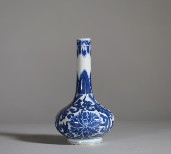 Goldfield Auction sarlsChine, vase en porcelaine bleu et blanc de forme bouteille à panse globulaire et long col cylindrique légèrement évasé, à décor peint en cobalt sous c