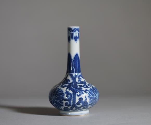 Goldfield Auction sarlsChine, vase en porcelaine bleu et blanc de forme bouteille à panse globulaire et long col cylindrique légèrement évasé, à décor peint en cobalt sous c