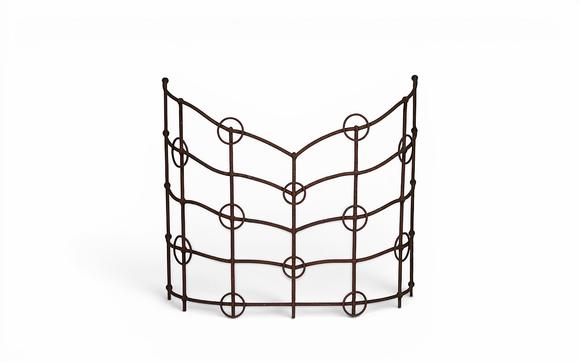 Goldfield Auction sarlsPare-étincelles en fer forgé — Circa 1900
Structure grillagée incurvée, tiges ondulées ornées d'anneaux et perles forgés à la main. Travail artisana