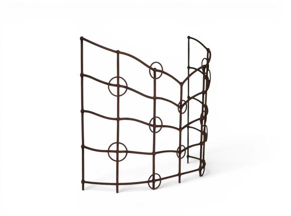 Goldfield Auction sarlsPare-étincelles en fer forgé — Circa 1900
Structure grillagée incurvée, tiges ondulées ornées d'anneaux et perles forgés à la main. Travail artisana