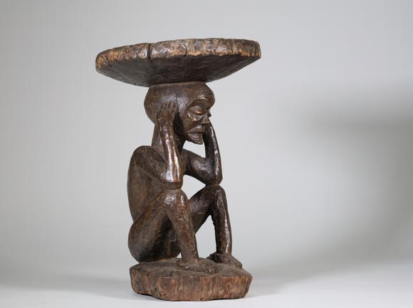 Goldfield Auction sarlsTABOURET CHOKWE, Angola, bois sculpté à patine brun foncé, représentant un personnage accroupi supportant l’assise
Etat : accident
Hauteur : 41 cm
