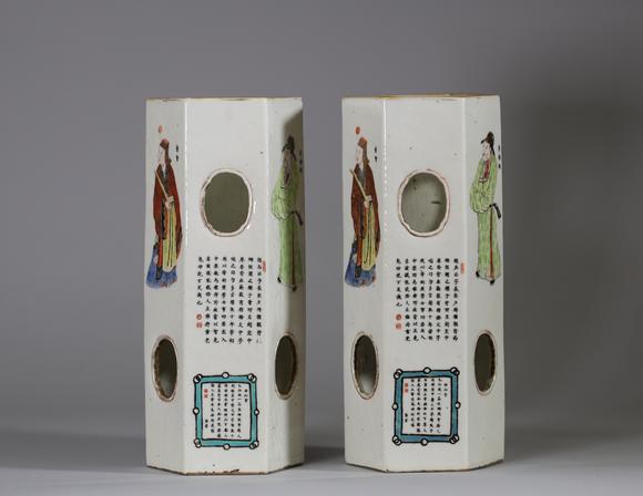 Goldfield Auction sarlsCHINE – XIXe SIèCLE Paire de vases porte-chapeaux en porcelaine de la famille rose de forme polygonale, décorés en émaux polychromes de personnages i