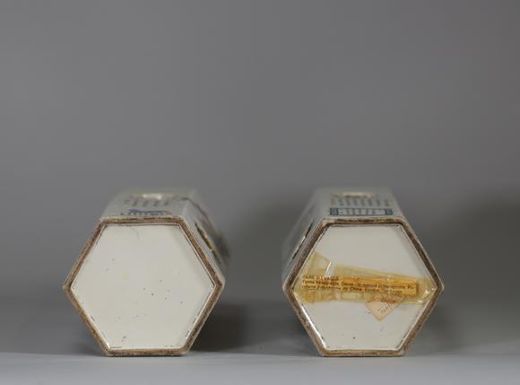 Goldfield Auction sarlsCHINE – XIXe SIèCLE Paire de vases porte-chapeaux en porcelaine de la famille rose de forme polygonale, décorés en émaux polychromes de personnages i