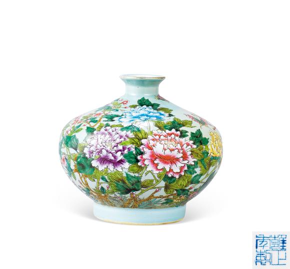 皇廷拍賣清雍正 豆青釉粉彩花蝶紋石榴尊