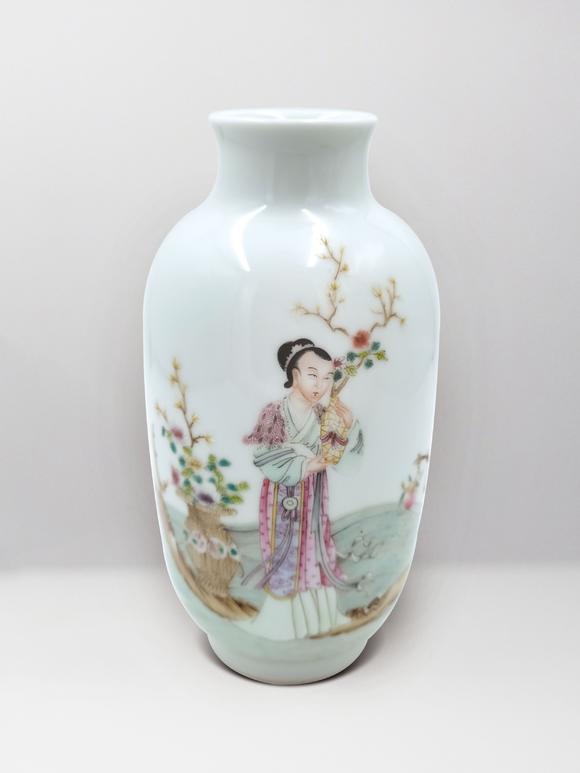 中信國際民國  粉彩麻姑獻(xiàn)壽瓶