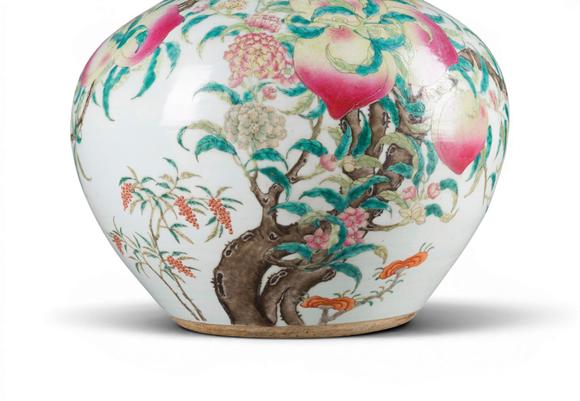 Hargesheimer Kunstauktionen DüsseldorfEINE GROSSE FAMILLE-ROSE-VASE MIT DER DARSTELLUNG VON NEUN PFIRSICHEN