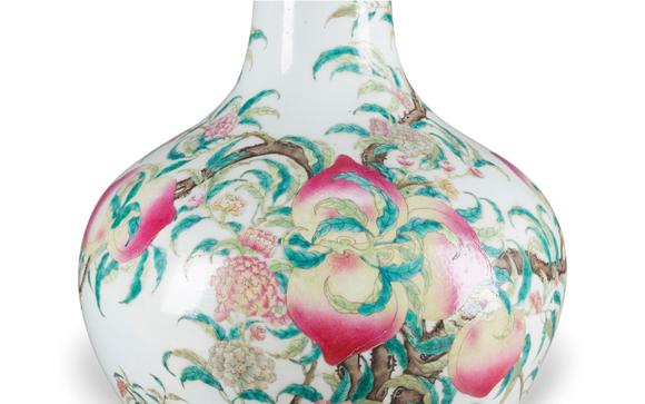 Hargesheimer Kunstauktionen DüsseldorfEINE GROSSE FAMILLE-ROSE-VASE MIT DER DARSTELLUNG VON NEUN PFIRSICHEN