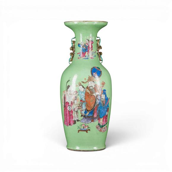 Hargesheimer Kunstauktionen DüsseldorfEINE GROSSE FAMILLE-ROSE-SGRAFFITO-VASE MIT FIGURENDARSTELLUNG